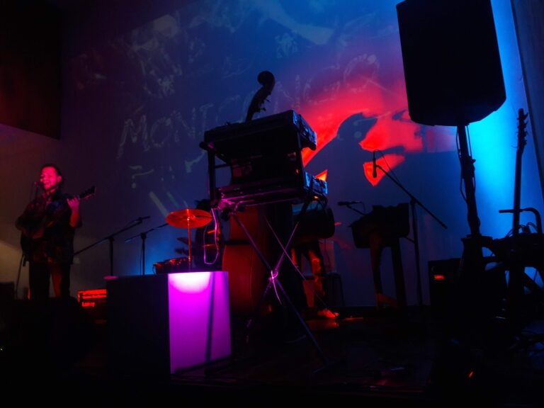 Luces de colores y equipo de sonido en evento musical en Medellín.