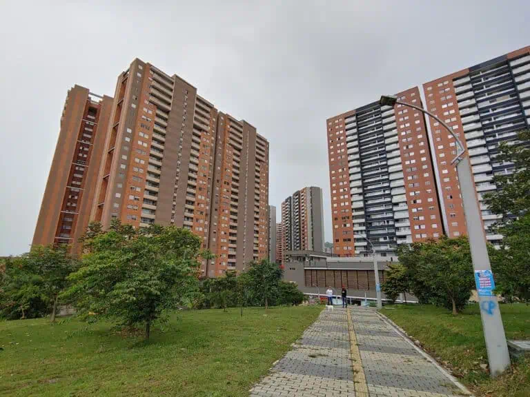 位于哥伦比亚波哥大，坐落于绿地环绕、人行步道环绕的现代化住宅区。当代建筑设计，高品质住宅，营造舒适安全的居住环境。