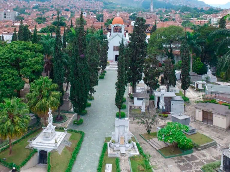 Nomi file: eventario-cemetery-mexico-green.jpg.