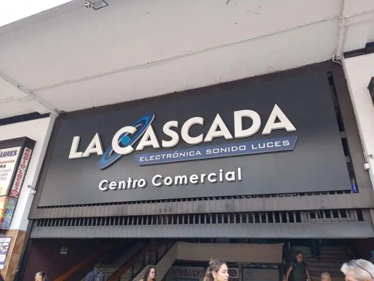 La Cascada 购物中心的招牌，该购物中心专营电子产品、音响、灯光和科技产品，位于市中心繁华的商业建筑内，周围人来人往，商业活动频繁。