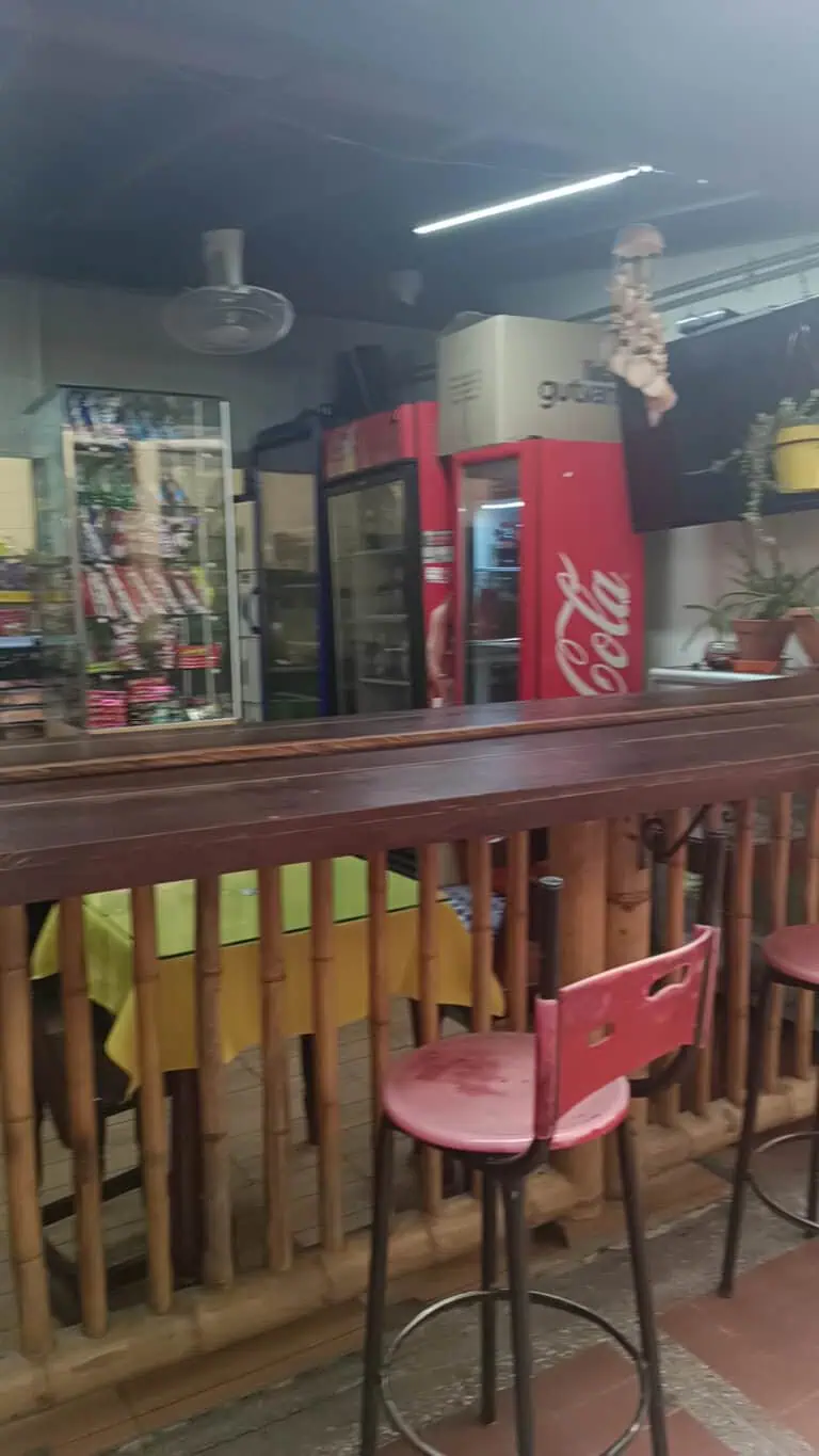 餐厅吧台配有冰箱和热带装饰，氛围轻松友好，是哥伦比亚举办活动和社交聚会的理想场所。