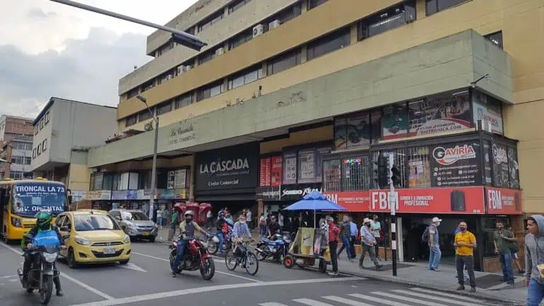 路边人来人往，车辆穿梭在名为 La Cascada 的购物中心前。