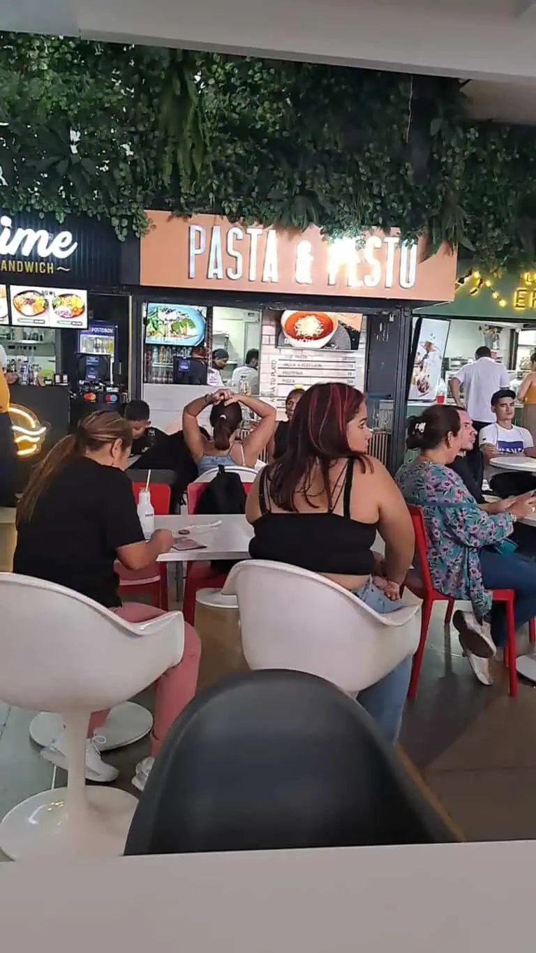 Enjoy a meal at a fast-food restaurant with a modern and lively atmosphere, in a shop with pasta and dessert signage, ideal for events and dining experiences.