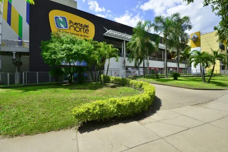 麦德林的北门购物中心拥有绿树成荫的绿地和现代化的外观，地理位置优越，坐落于商业区中心地带。是您在麦德林购物和娱乐的理想之选。