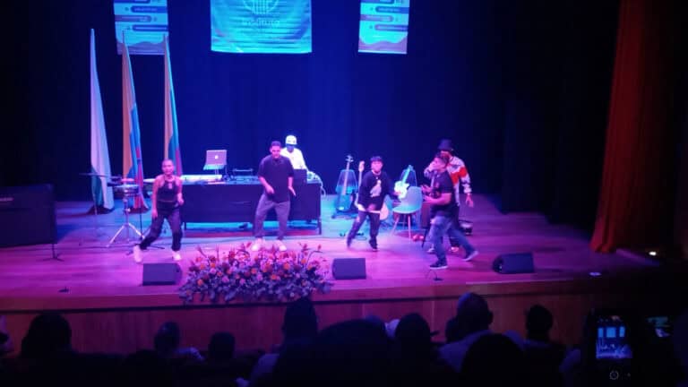 Innovador evento de entretenimiento musical en escenario, con artistas y DJ, en un espacio cultural de Colombia, resaltando la conexión con la audiencia y la ambientación vibrante.