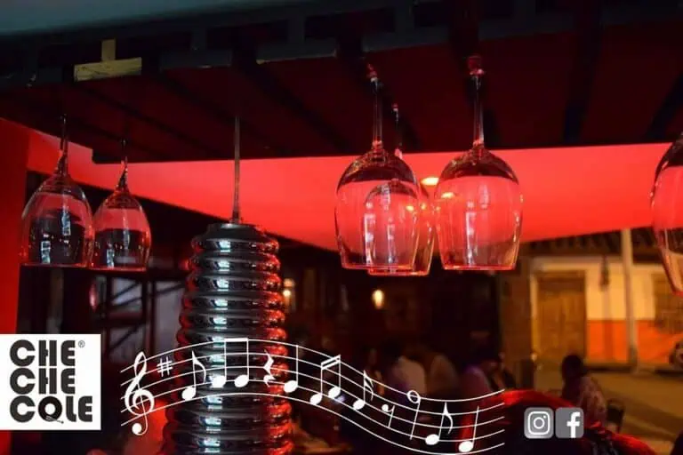 在哥伦比亚，一家氛围欢快、装潢现代的酒吧里供应红酒鸡尾酒，是举办社交活动和庆祝活动的理想场所。画面传递出一种娱乐与品味并存的体验。