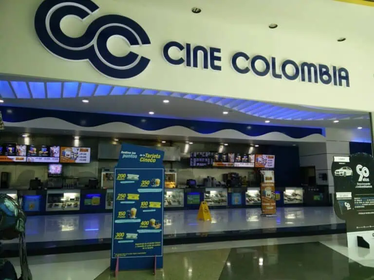 Cine Colombia 是一家现代化且灯光明亮的电影院，设有电影列表和售票处，提供电影票和小吃，代表了哥伦比亚的娱乐和文化。