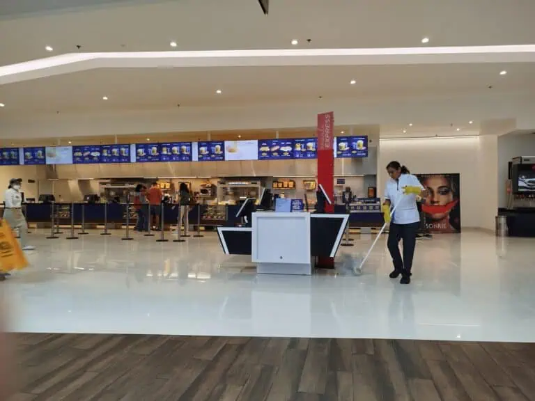 购物中心美食广场区域清洁；工作人员对桌椅和服务区进行消毒。公共场所的卫生和安全措施。