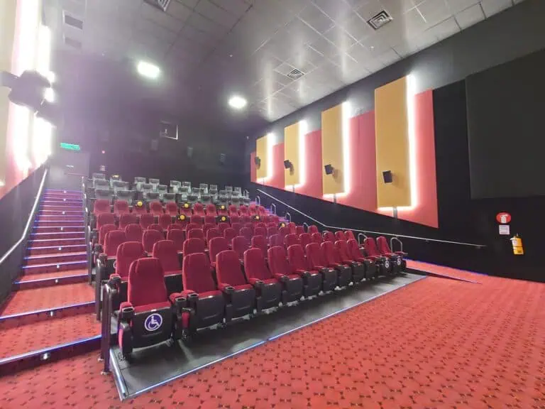 影院座椅采用红色座椅，并设有残疾人专用空间，放映厅现代明亮。
