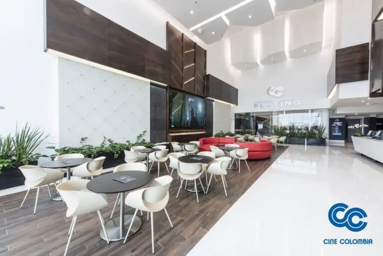 Moderne Kinolobby in Kolumbien mit zeitgenössischer Einrichtung, einem Loungebereich und audiovisueller Technologie, perfekt für Veranstaltungen und Meetings in einem eleganten und einladenden Raum im Cine Colombia.