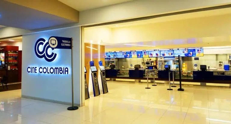 Cine Colombia 在购物中心设有数字票房和售票柜台。