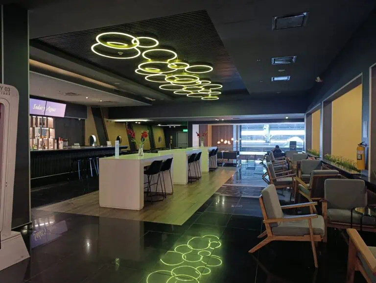Modernes Design eines Hotel-Event- und Loungebereichs mit dekorativer Beleuchtung und bequemen Möbeln für Meetings und Networking.