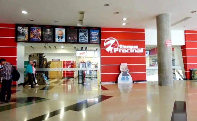 Divertissement aux Cinémas Procinal, avec accès aux films et aux services de cinéma dans le centre commercial.
