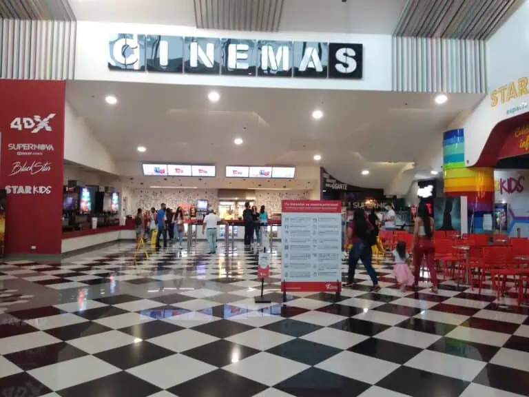 位于购物中心的电影院，拥有巨型屏幕、售票处和等候区，是哥伦比亚享受电影和家庭娱乐的理想场所。