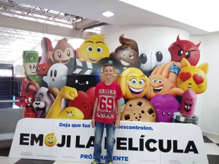 Queue d'âne avec émojis et dessins animés, arrière-plan de centre commercial, promotion de l'excitation et du plaisir, articles promotionnels, événement pour enfants en Colombie.