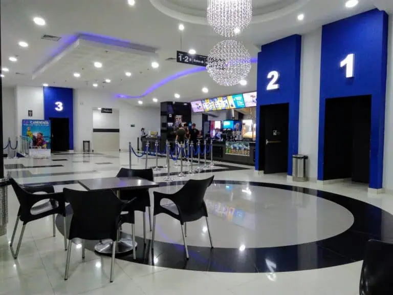 机场登机口设有 1、2 和 3 号登机口的指示牌，咖啡厅区域，现代氛围，配有优雅的灯光和家具。