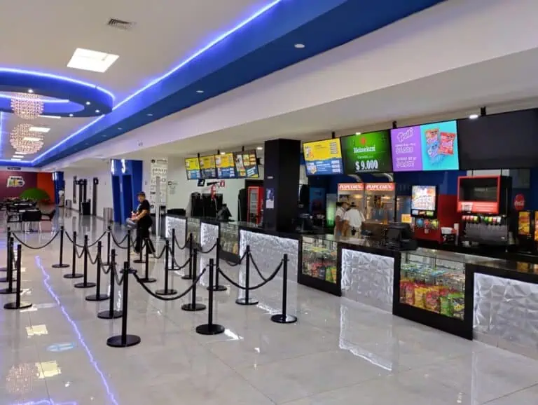 购物中心内设有现代化的食品和小吃站，配备电子屏幕和售货柜台。环境干净现代，是举办活动和娱乐的理想场所。