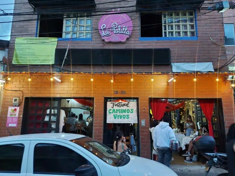 The Caminos Vivos Festival is a cultural space in Medellín, featuring warm decor, lighting, and artistic activities, promoting community connections and experiences in a vibrant environment.