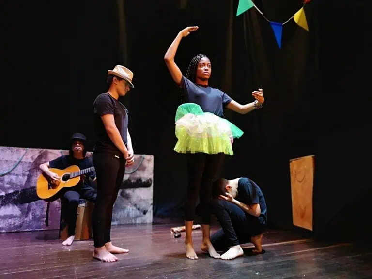 Élèves se produisant au théâtre, événements culturels, théâtre scolaire, présentations artistiques, langage corporel, créativité sur scène, jeunes talents au théâtre, groupe de théâtre en action, projet culturel scolaire, jeunes acteurs sur scène.