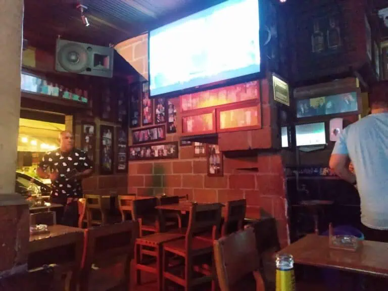 适用于活动的视听设备、酒吧或餐厅的大屏幕、休闲氛围、娱乐、夜生活，以及社交中心的屏幕和现代装饰。