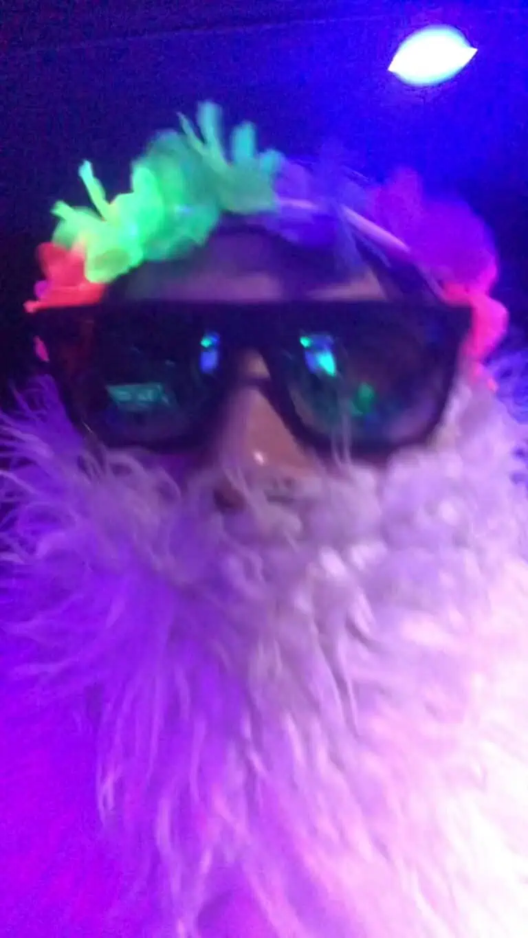 Lens with sunglasses and brightly colored accessories in a bright and festive atmosphere for events and celebrations.
