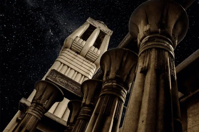 Antike Säulen und Ruinen an einer archäologischen Stätte mit einem Sternenhimmel bei Nacht, die Geschichte und Kultur repräsentieren.
