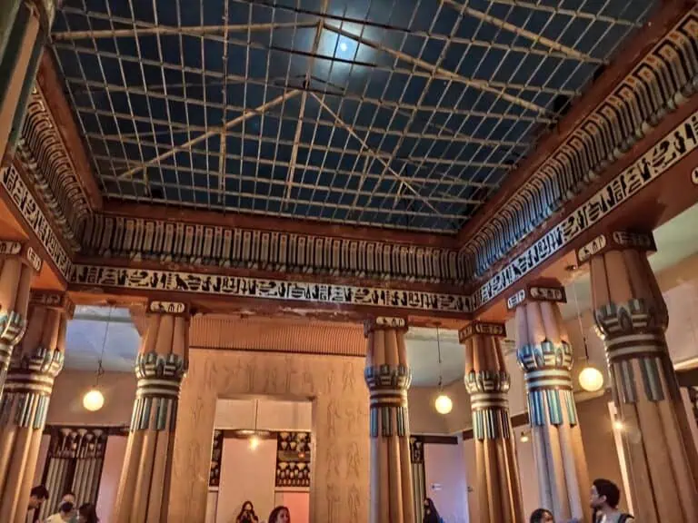 Decorative ceiling with Egyptian motifs, columns with hieroglyphics, and an atmosphere inspired by ancient Egypt, ideal for themed and cultural events in Egyptian-inspired spaces.