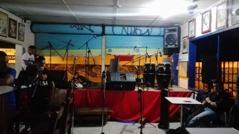 活动场地设有音乐舞台、麦克风、乐器和专业音响设备，专为在波哥大文化艺术环境中举办音乐会和演出而准备。