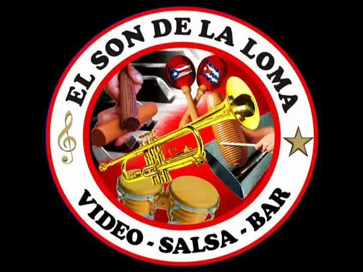 在 El Son de La Loma 的庆祝活动中，出现了各种乐器和传统打击乐器，视频中展示了萨尔萨舞和酒吧音乐。