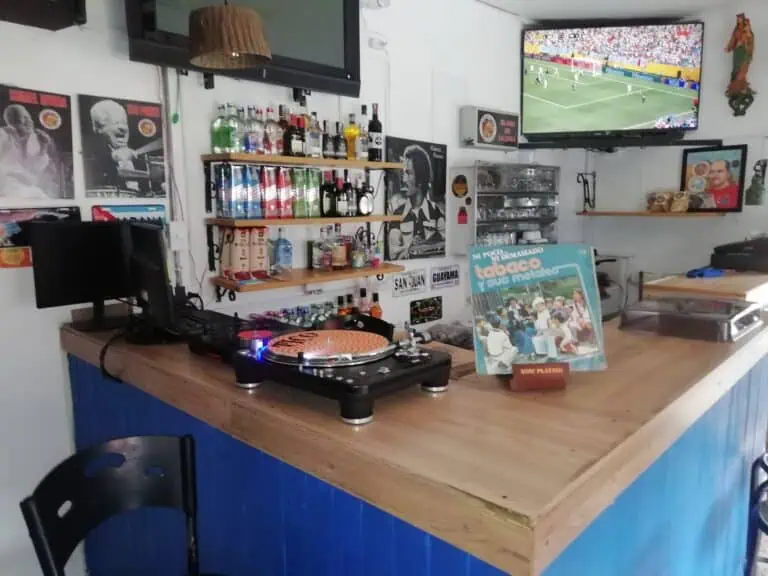 在装饰复古、电视屏幕上播放着现场足球比赛的酒吧里，您可以一边享用鸡尾酒，一边品尝饮品，是举办活动和社交聚会的理想场所。