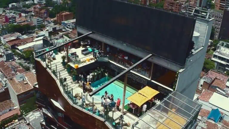 位于屋顶的夜总会，拥有城市全景、泳池区和休息区，是波哥大举办活动和派对的理想场所。