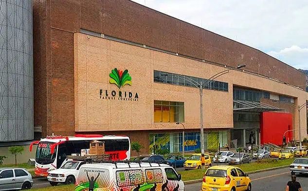 佛罗里达购物中心是哥伦比亚的一家购物中心，入口处有公交车和汽车通道，拥有现代化的外观和充足的停车位，是波哥大购物和娱乐的理想场所。