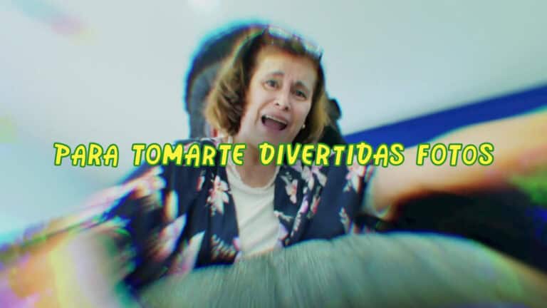 Diversión en eventos, mujer celebrando con expresión alegre, promo para tomarse fotos divertidas en eventos, fotografía creativa para redes sociales y marketing de eventos, ambiente vibrante.