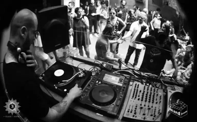 Dj en evento musical con audiencia bailando en la calle en Bogotá, Colombia.