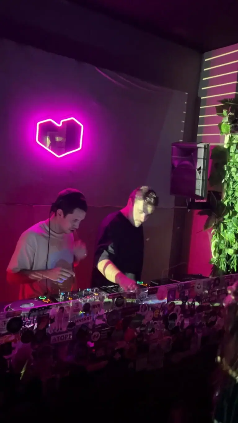 Des événements et animations innovants avec DJ live dans un cadre moderne et dynamique, idéal pour célébrer et passer du temps entre amis dans un espace exclusif.