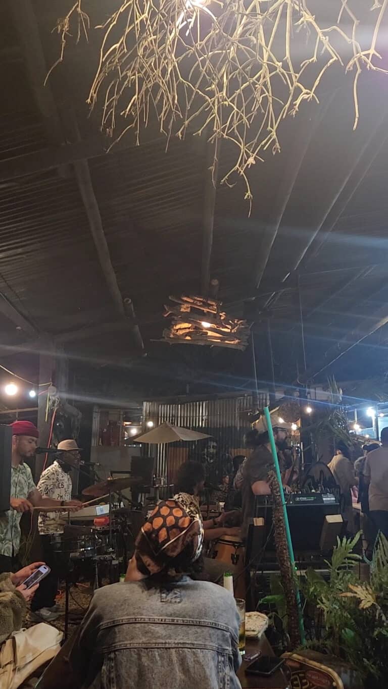 Cielo decorativo y música en vivo en evento organizado por Eventario en Colombia. Ambiente relajado y artístico con detalles de diseño en el techo y presencia de músicos en un espacio interior.