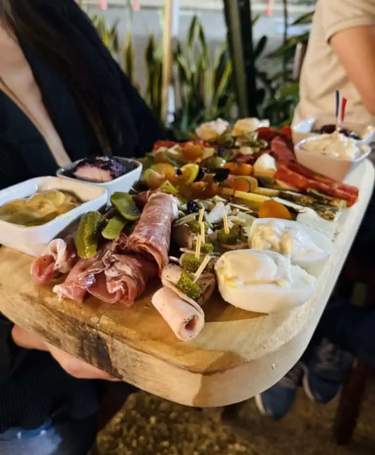 Nom de fichier&nbsp;: planche-de-charcuterie-et-de-fromage-pour-événements-d'entreprise-co.