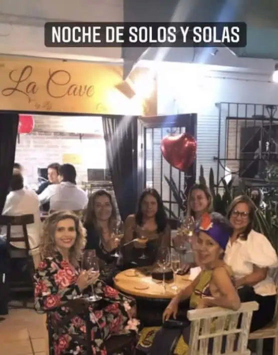 Une soirée ensoleillée et célibataire lors d'un événement social entre amis dans un restaurant, avec une ambiance festive et des décorations romantiques pour célébrer l'amitié et les moments spéciaux.