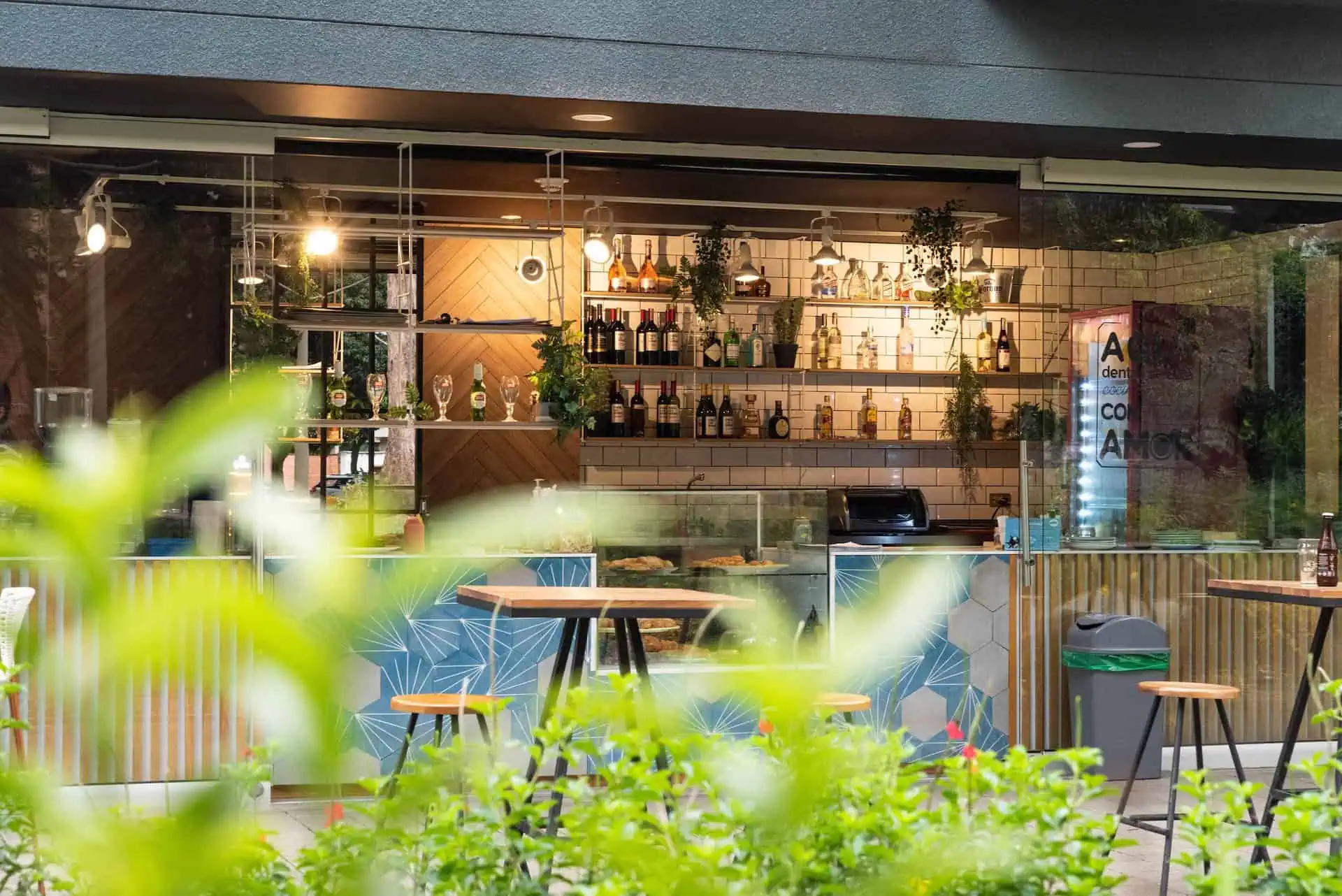 现代餐厅酒吧，以酒瓶和绿植装饰，设有活动场地，营造出温馨的氛围。是酒店餐饮业推广活动和餐饮服务的理想场所。