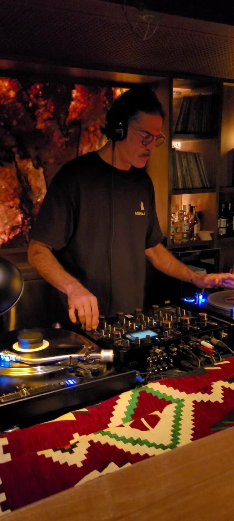 MeDJ en un evento social con equipo de sonido profesional, ambientando música en un entorno elegante y moderno, ideal para eventos, fiestas y experiencias musicales en Colombia.