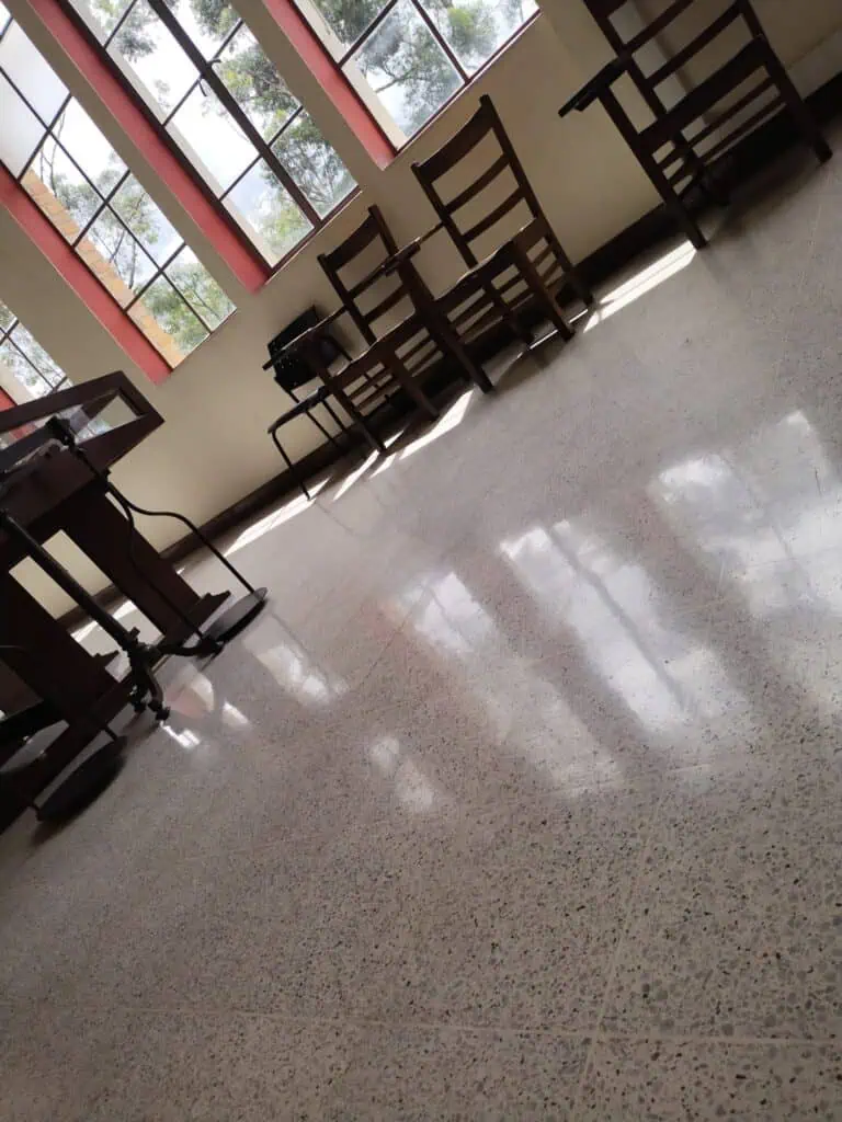 会议室里摆放着木制椅子和桌子，配有大窗户，可以欣赏到外面的景色，是举办商务活动和会议的理想场所。