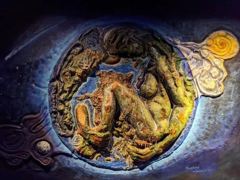 这件令人印象深刻的作品以艺术手法，将地球描绘成人类胎儿的形状，并融入了自然和宇宙的元素，象征着生命周期和环境。