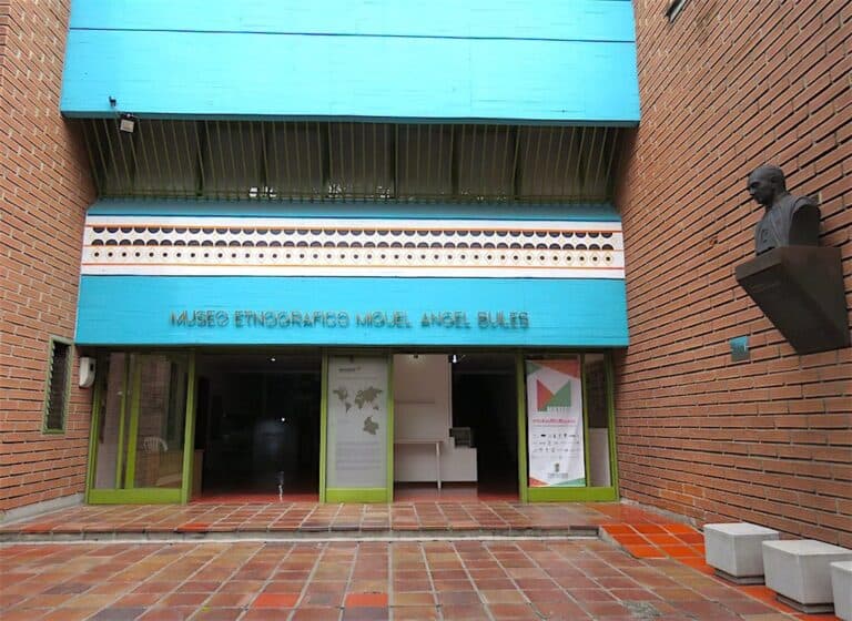 Museo Etnográfico Miguel Ángel Builes en Medellín, un espacio cultural dedicado a preservar las tradiciones y el patrimonio local y colombiano para visitantes y turistas.