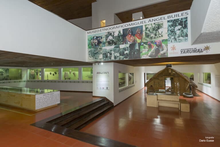 Museo etnográfico Miguel Ángel Builes en Yarumal, exhibiendo cultura, historia y tradiciones indígenas, con espacios de exposiciones y recreaciones culturales en un ambiente pedagógico y culturalmente enriquecedor.