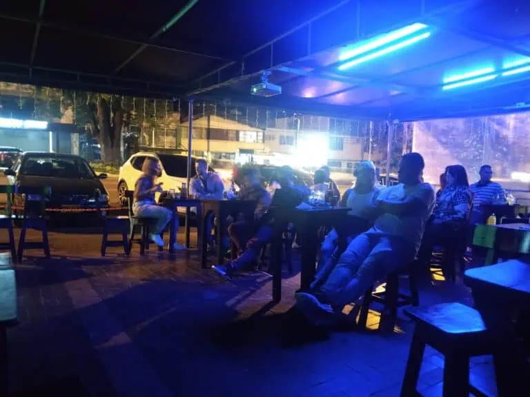 Profiter d'une soirée dans un restaurant en plein air avec une ambiance festive et des lumières LED, lors d'un événement social à Bogotá avec des amis et la famille.