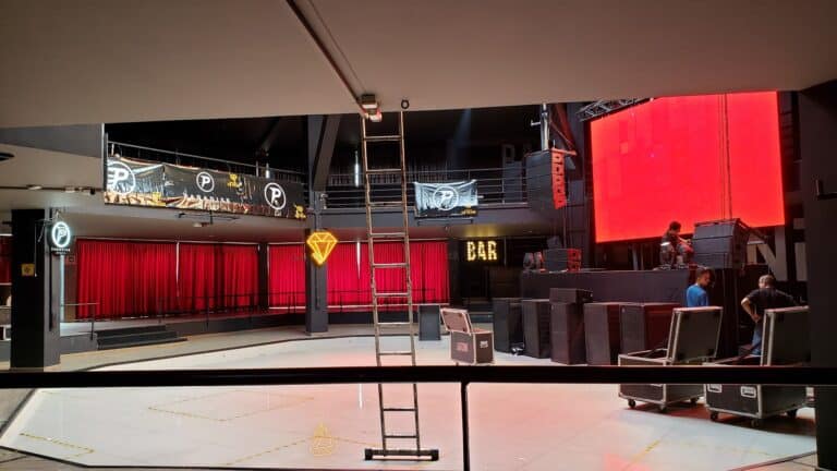 Diseño de escenario y área de eventos en un centro de convenciones con equipo de sonido y luces. Espacio para conciertos, eventos y shows en un lugar moderno y preparado para experiencias en vivo.
