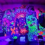 Vibrante mural de arte fluorescente con personajes y animales en neón, ideal para eventos y exposiciones creativas en espacios de arte moderno en Colombia.