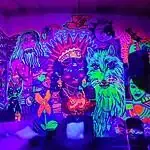 Peinture murale fluorescente vibrante présentant des personnages et des animaux au néon, idéale pour les événements créatifs et les expositions dans les espaces d'art moderne en Colombie.