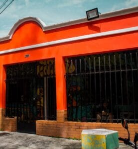 位于波哥大的这座建筑外立面色彩鲜艳，涂有橙色油漆，并饰以都市装饰，是举办活动和社交聚会的理想场所。非常适合在创意空间中推广活动和进行市场营销。