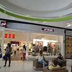 BOSI 商店位于购物中心内，图片展示了在现代明亮的时尚配饰商店中购物和客户服务的场景。